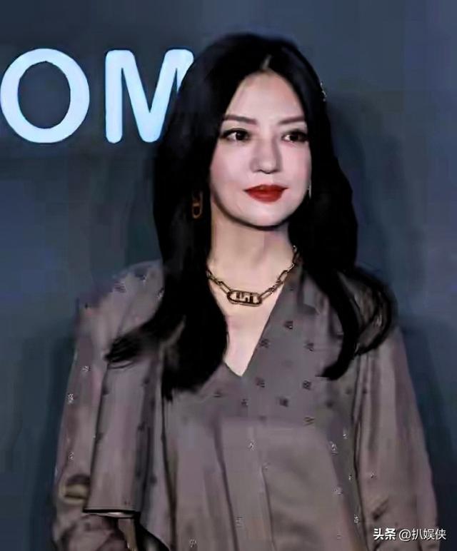 被封4年	，赵薇做梦也没想到，如今56岁哥哥竟成了自己的“撑腰	”