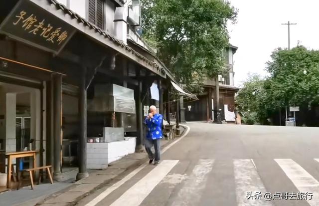 成都龙泉山被冷落的古场镇，街上空无一人，美食诱人被严重低估！