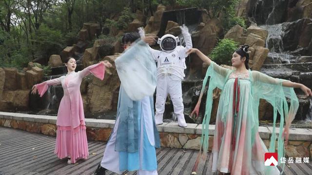 国庆打卡九女峰：云雾间读诗 国旗下抒怀