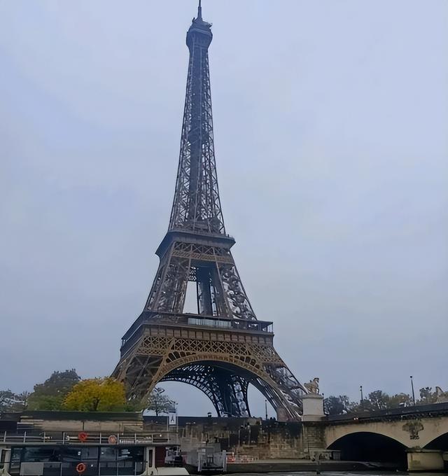 大爷把巴黎拍成“菜市场”，网友笑喷：多谢，成功省下2万机票钱