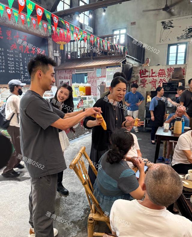 倪萍怎么变成这样了？她脸很僵嘴唇很厚鼻孔变大， 一脸横肉不面善