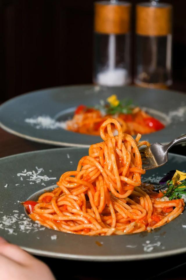 宜宾冠英古街秋假遛娃指南：非遗扎染、燃面研学、江边喂鱼，一站式玩透！