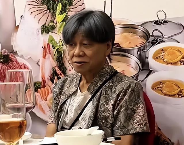 梁小龙被曝离世仅1天，恶心的一幕还是发生，徒弟怒斥吃相太难看