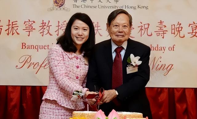翁帆也没想到，丈夫杨振宁去世后，竟因生前一个举动再次口碑暴涨