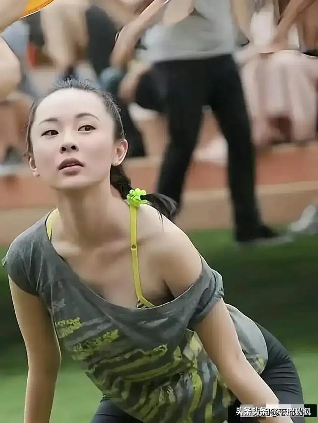 霍思燕这件衣服太宽松了吧，练个瑜伽都快走光了，是故意的吧