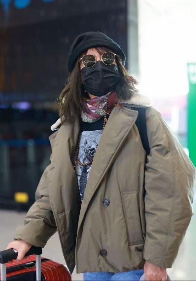 落毛凤凰不如鸡！49岁赵薇再曝近况，全身包裹严实 不敢露脸怕见人