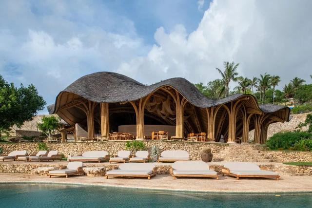 巴厘岛度假村上新！以魔鬼鱼为灵感的竹构建筑漂浮海天之间