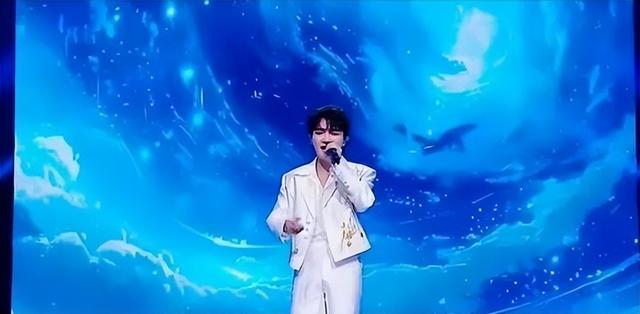 2025年大湾区晚会简直就是一张照妖镜，塑料歌手齐上阵，太搞笑了