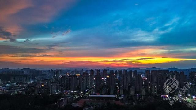 湖北赤壁：多彩霞光 如梦似幻