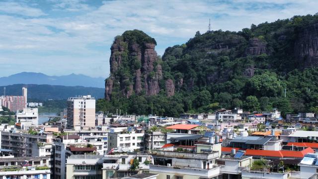 一睹金鸡岭，十年不看山？