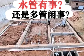 纯粹是瞎搞！污水管穿越圈梁，钢筋全部被打断，安全吗？图片