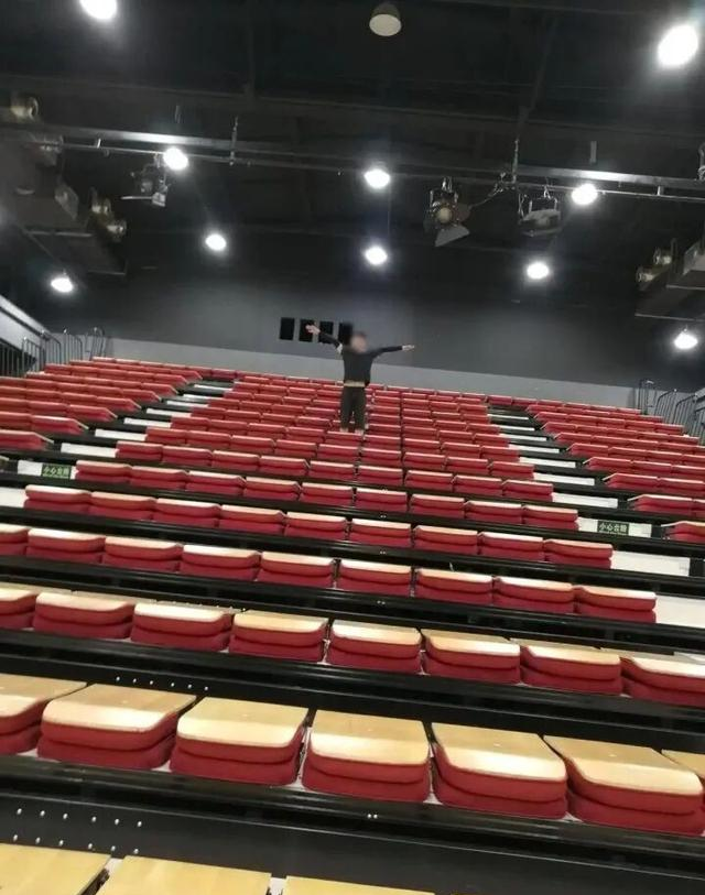 女歌手遭座椅架挤压身亡，抢救10小时无效，同类悲剧已发生多次！