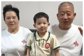 71岁天赐妈遭负评！医美过度不自然，女儿打扮似男孩惹争议图片