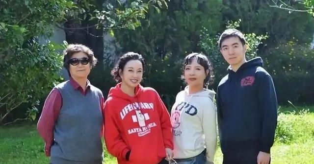 钱再多有什么用75岁刘晓庆摔断左臂,拒绝休养只因无儿无女