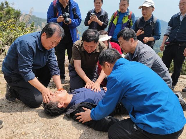 五台山悲剧：50岁高血压游客晕倒离世，多名游客跪地施救未果！
