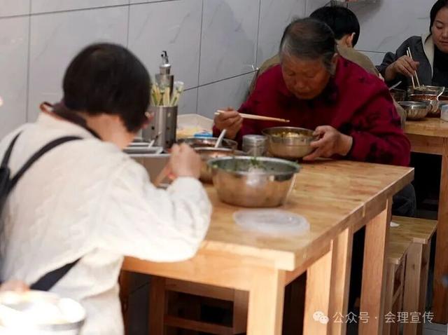 晒暖阳、逛古城、吃美食！暖冬会理迎来数批游客