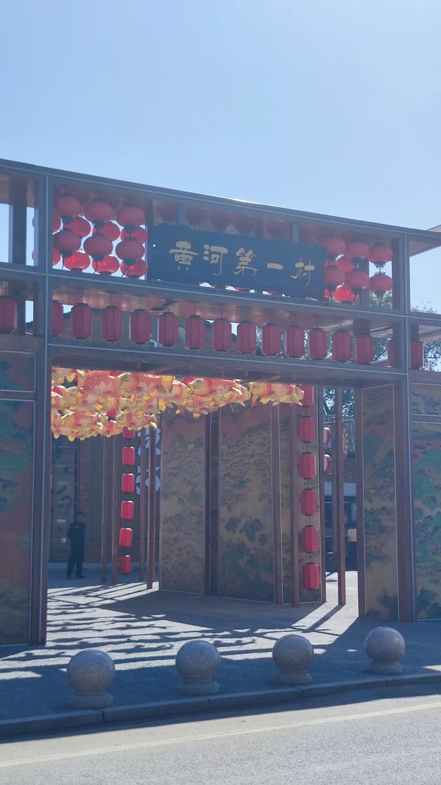 包头天下黄河第一村，靠着黄河边，风景还是不错的