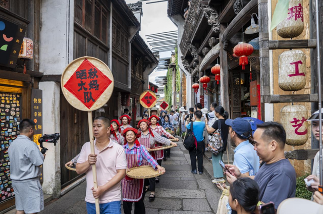 第十一届篁岭晒秋文化季盛大启幕：世界丰盈共绘“天地晒场”