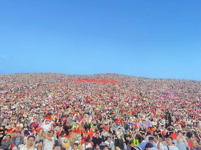 鸣沙山月牙泉景区上演“八一”星空盛典