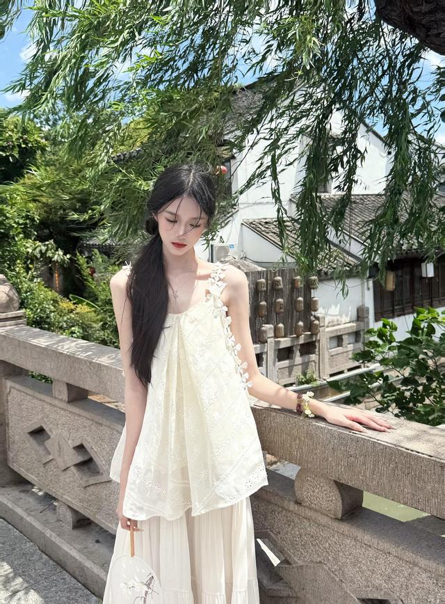 广西南宁一校花，仙姿玉色，堪称上帝吻过的容颜美得让人移不开眼