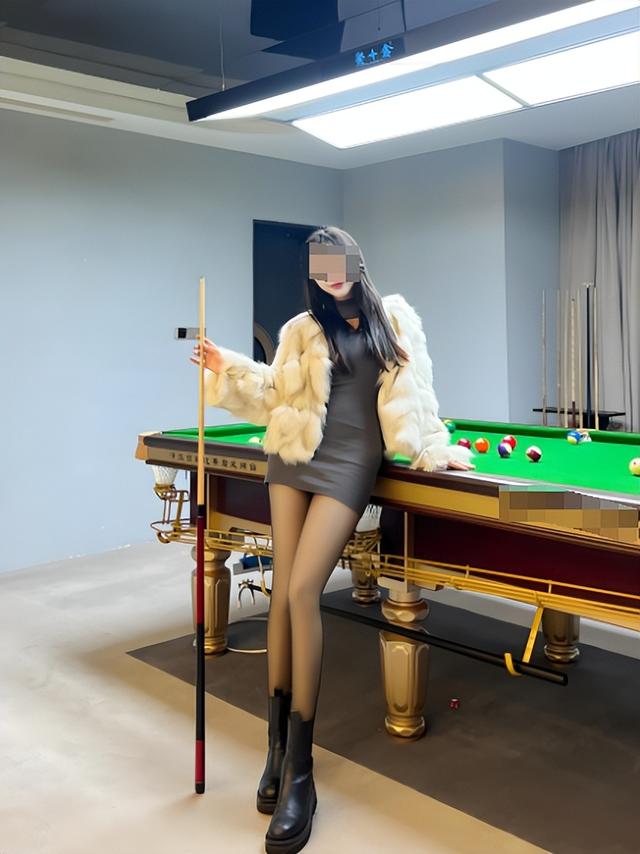 台球厅被曝涉黄，包间内藏玄机，美女陪练988包一杆进洞