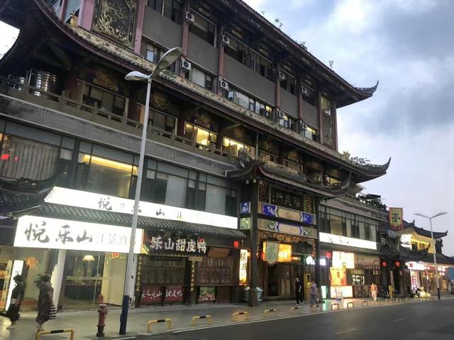 实探|乐山滨江滨河路建议这样升级：步行街+非遗集市+江上表演！