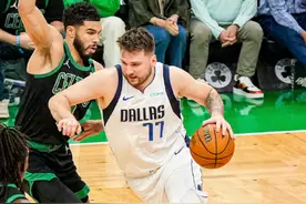 塔图姆22中6凯尔特人仍2-0独行侠！霍勒迪26+11东契奇准4双图片