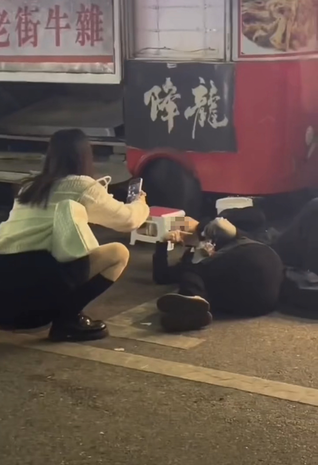 因等待时间太久，湖南长沙两名女子买章鱼小丸子时与店主发生冲突，店主儿子：母亲脑梗发作正在住院