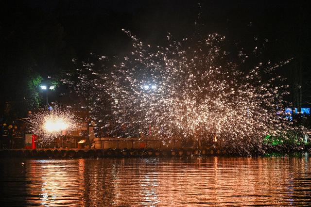 桂林：山水年味“醉”游人