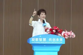 洪秀柱访深第二天，朗诵了《乡愁》，唱了《阿里山的姑娘》图片