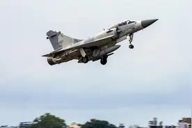 台海传来巨响，台军战机坠海，飞行员差点淹死，台媒：都怪赖清德图片