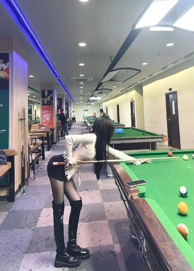 台球厅被曝早有“猫腻”，包间内藏玄机，美女陪练988包一杆进洞