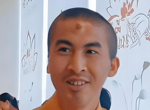 小伙8年时间徒步走到拉萨，七步一叩首，7400里，额头磕出"天眼"