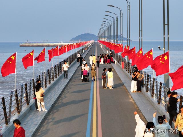 连云港赣榆1850米栈桥两侧挂满五星红旗 喜迎国庆