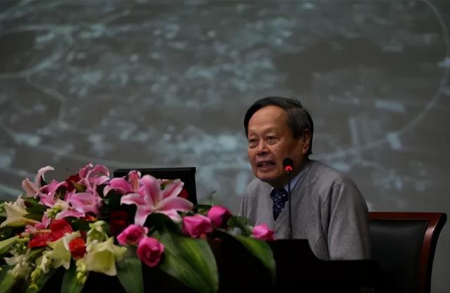 杨振宁刚去世，翁帆终于发声，字字催泪，清华大学吊唁堂细节感人