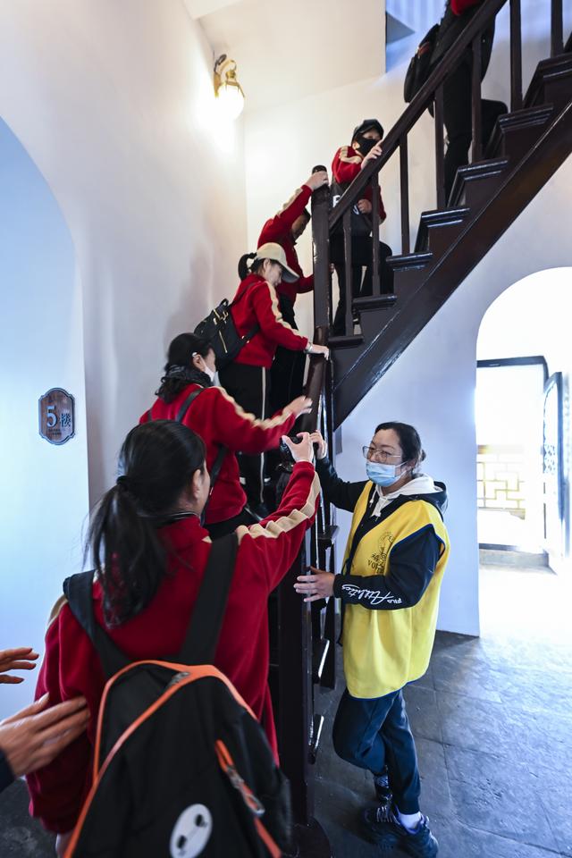 秋爽登文峰 塔下聚宾朋