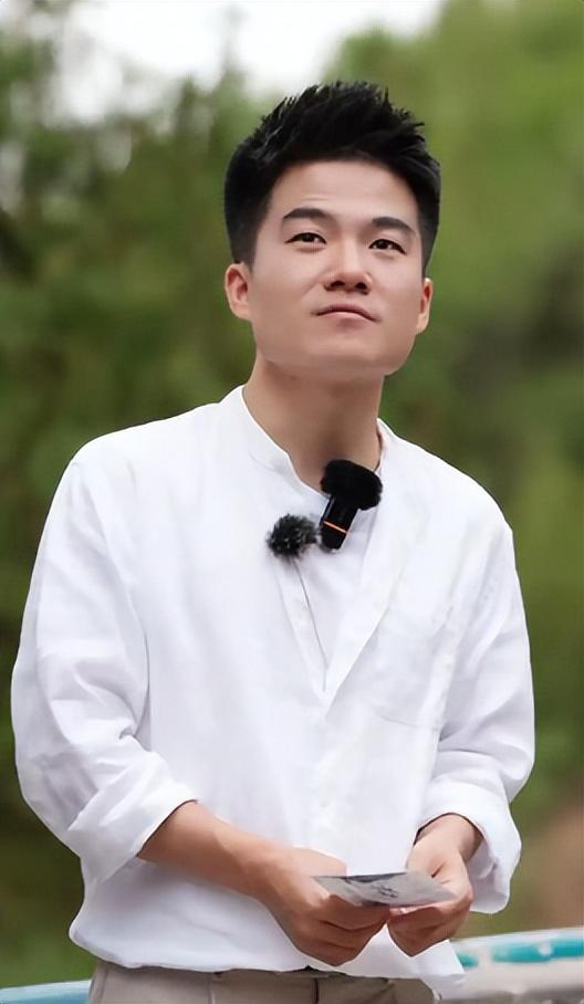 俞敏洪没想到，董宇辉受邀九三阅兵半月多，再因一个举动口碑暴涨