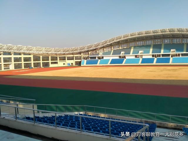 魅力麻城：位于城东滨河新区的麻城市文体中心新貌