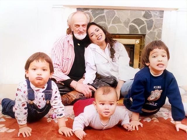 62岁韦唯现状：脊柱断裂已恢复，前夫已死，3个混血儿子回国相伴