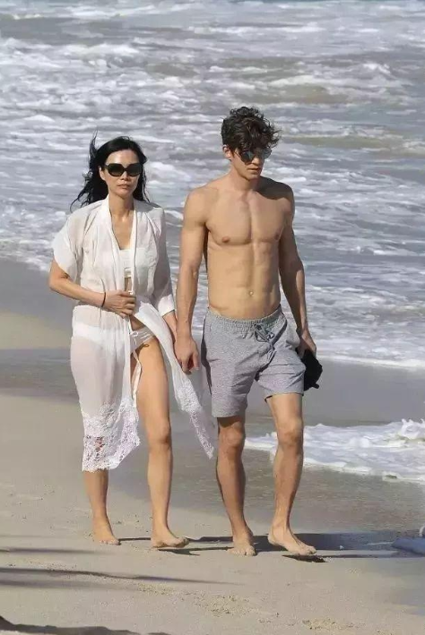 睡完首富睡总统：从小妹到顶级名媛，靠男人捞到268亿，她凭啥？