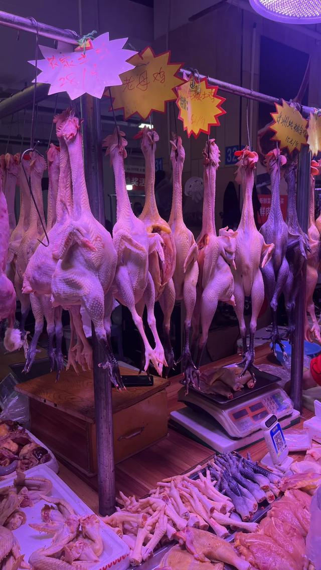 轨道直达的赶场地！地方超大，东西多，买菜这些超方便