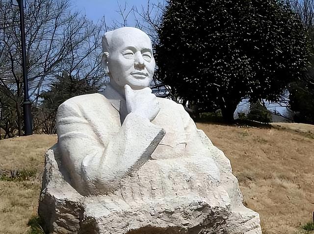 他是河南第一任省委书记，47岁因病去世，其秘书后成为国务院总理