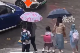 下雨天路面积水 两位母亲做出不同选择 零度观点：只要孩子健康快乐 哪种教育都是好的图片
