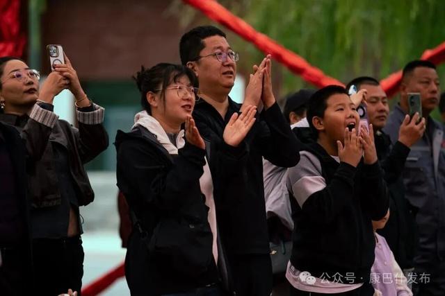国庆中秋假期，康镇游人如织共庆华诞！