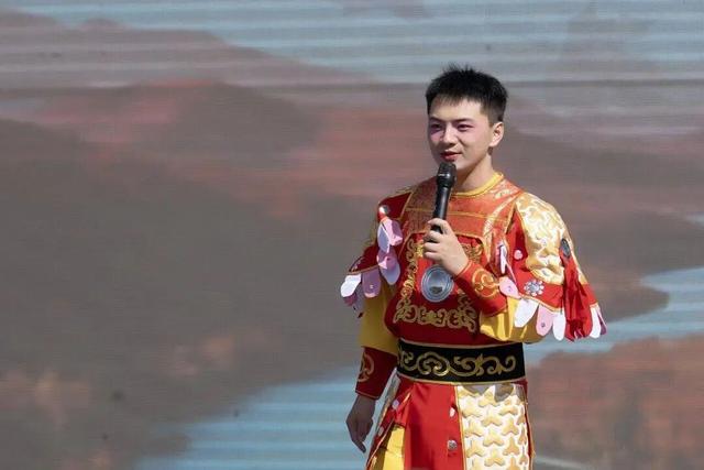 万人涌入长春动植物园看“雪饼猴”：家长肩头长满孩子，还有人爬树也要看