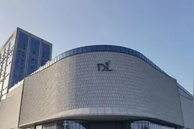 胖东来招聘电话被打爆！保安保洁要求“不超25岁+本科”：月薪近9000元图片