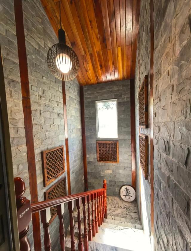 50岁龚琳娜独居深山，房子后面是一片坟地，离婚后养猫为伴不害怕