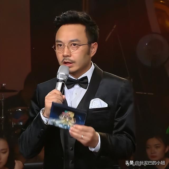 51岁汪涵现状:常年居住在长沙,穿人字拖嚼槟榔,大烟斗不离身