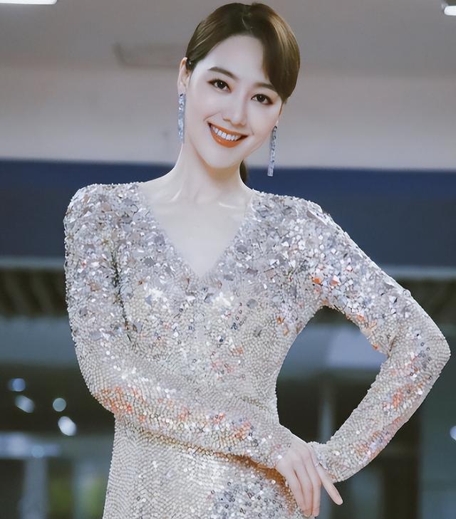 讨好大佬，陪睡上位	，遭央视“开除”，她身上的标签哪个才是真的