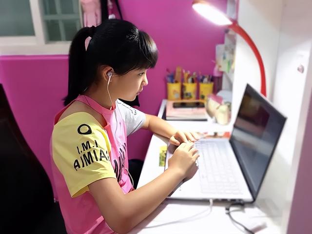 还记得《俗女养成记》里的小嘉玲吗？已经16岁啦？